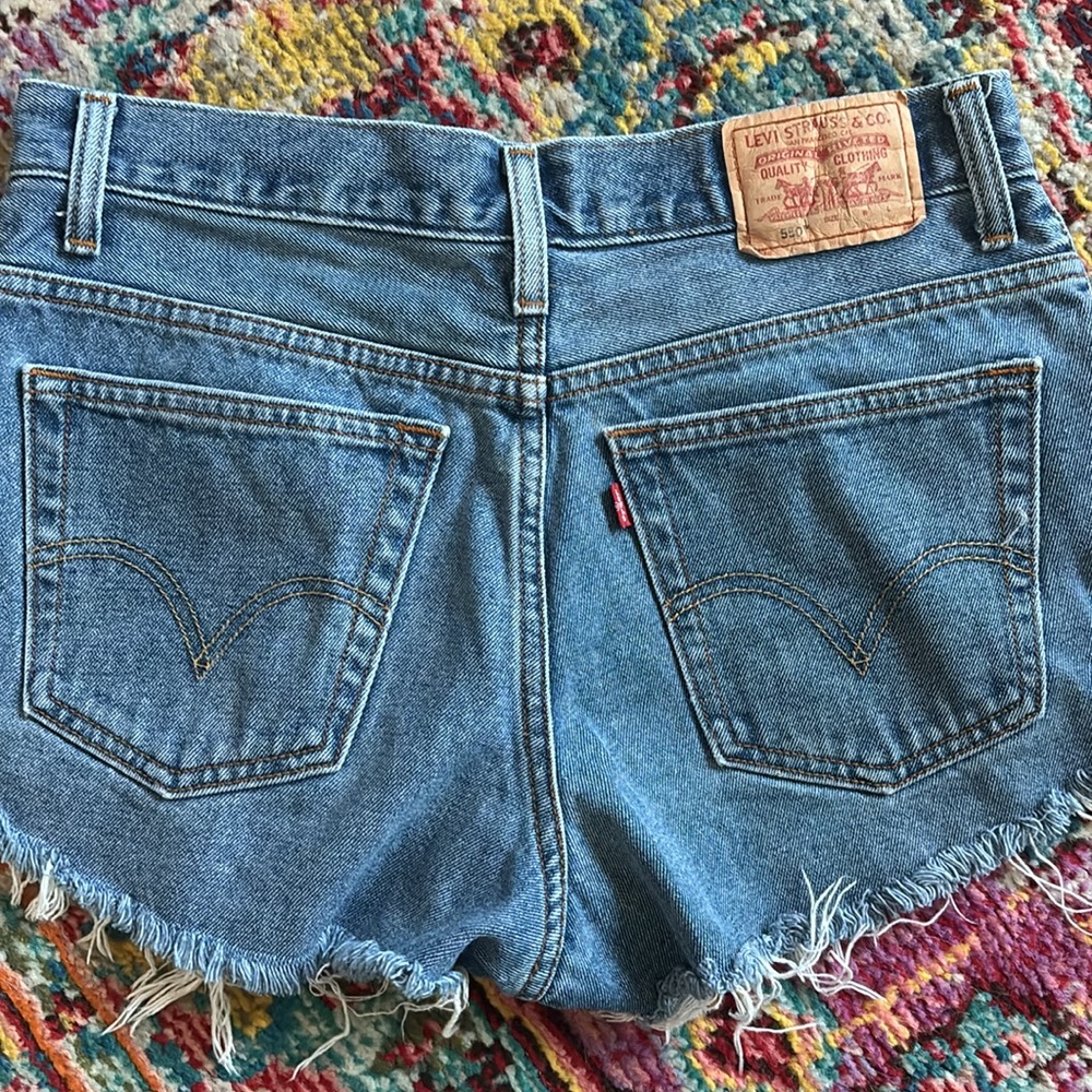 Women’s Levi’s 550 Distressed Blue Jean Shorts 31” - Picture 2 of 3